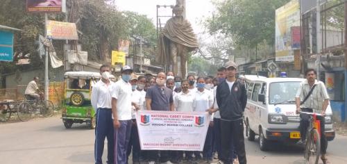 Cleaning-of-Gandhi-Statue